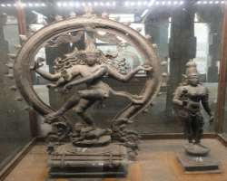 It house about thirty three thousand sculptures in it. The most famous of which is a huge statue of Nataraja. Also, the temple has hall of thousand pi